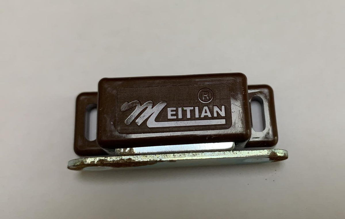 Magnetic Catch Small Brown Meitian 1 3/4"