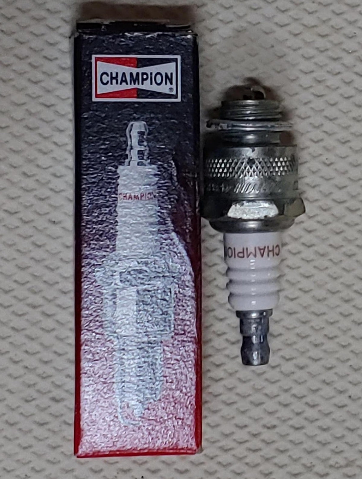 CHAMPION Spark Plug CJ8 861 J19LM