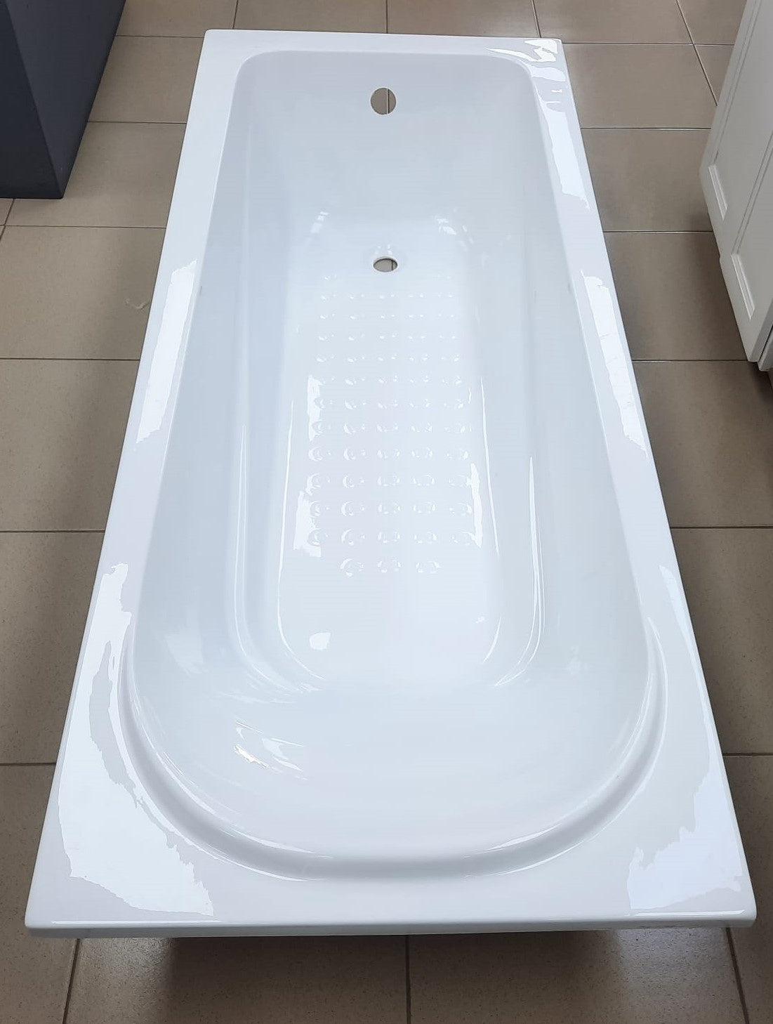 Bathtub White 66 1/2" X 27 1/2" X 13"