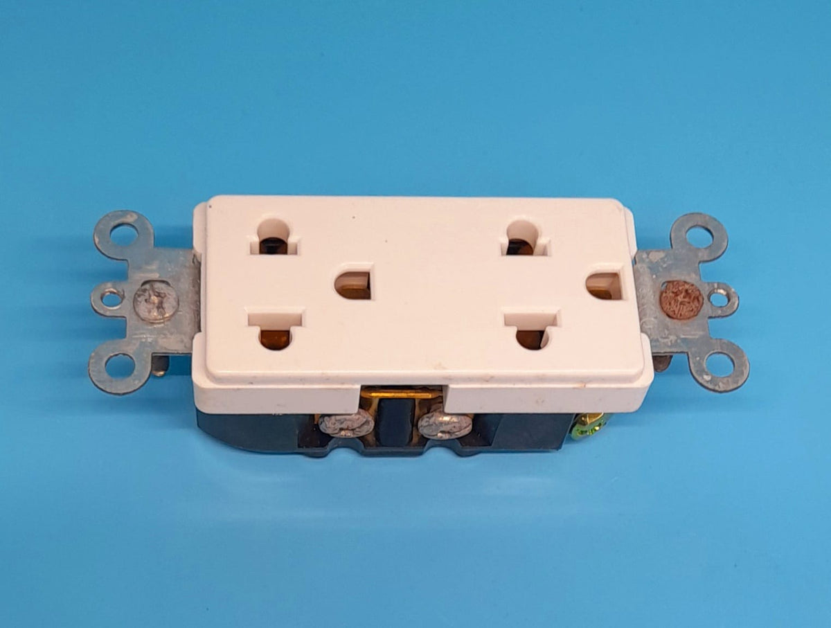 LEVITON Point Duplex Outlet Decora 15A WHITE-5330-FC