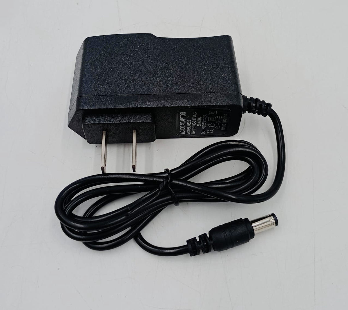 GENERIC Adaptor AC/DC 0520 5V 2A 100-240V